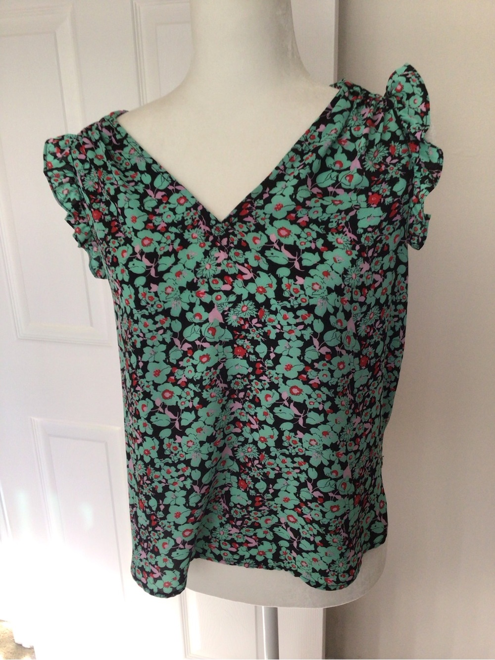 BUNDLE OF “6” TOPS- FLORALS,PAISLEY, CHECKED— SIZE XSM - Picture 5 of 14